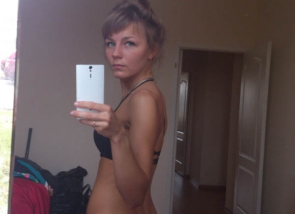 Blondinette se prend en selfie en sous vêtement