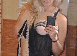 Selfie d\'une femme blonde en lingerie sexy