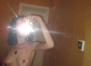 Selfie seins nus dans la salle de bain